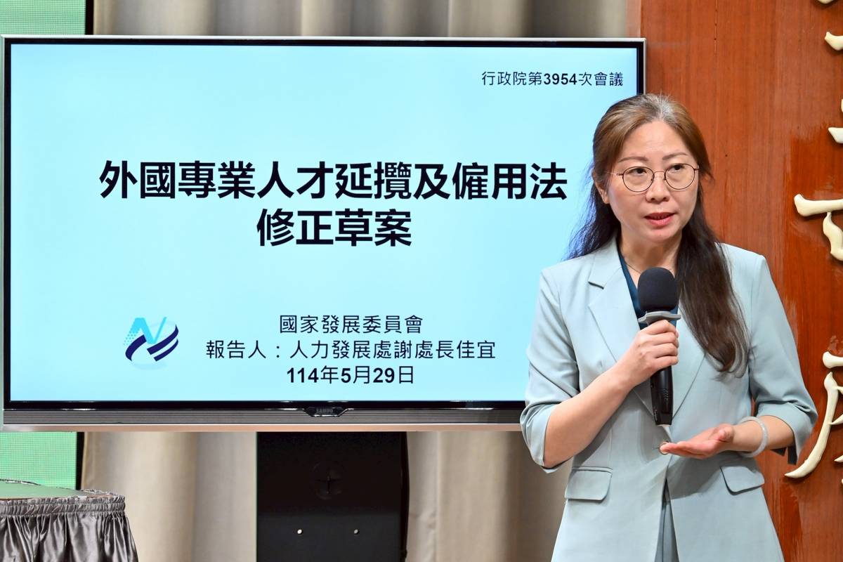 國家發展委員會人力發展處處長謝佳宜說明「外國專業人才延攬及僱用法」修法內容。(行政院提供)