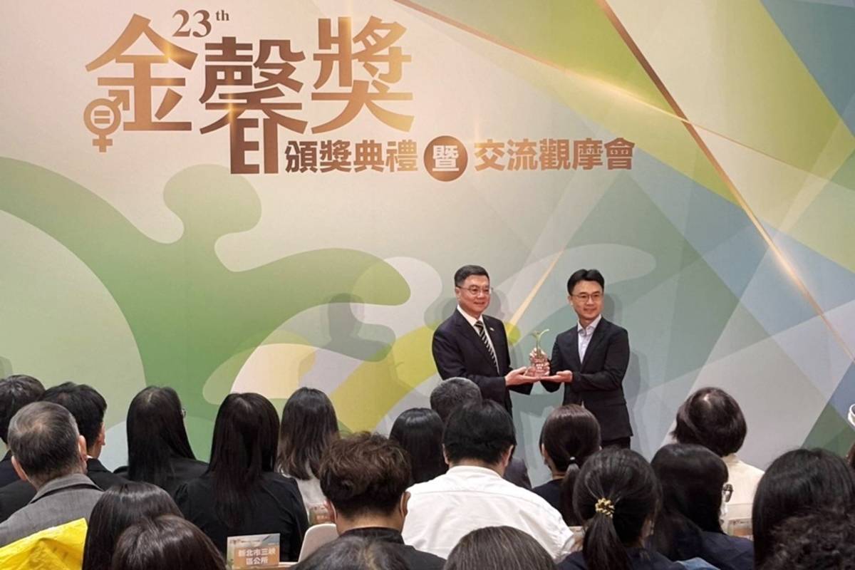 臺東縣府推動性別平等政策績效卓著，於行政院第23屆金馨獎評比中榮獲甲等，並獲頒「性別平等創新獎」，頒獎典禮於由院長卓榮泰(左)授獎績優單位，臺東縣府指派參議郭建成(右)代表出席受獎。
