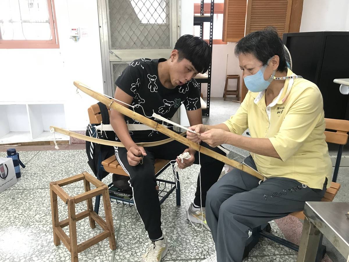 南澳高中學生透過耆老示範，體悟自己與原生部落的連結 (教育部提供)
