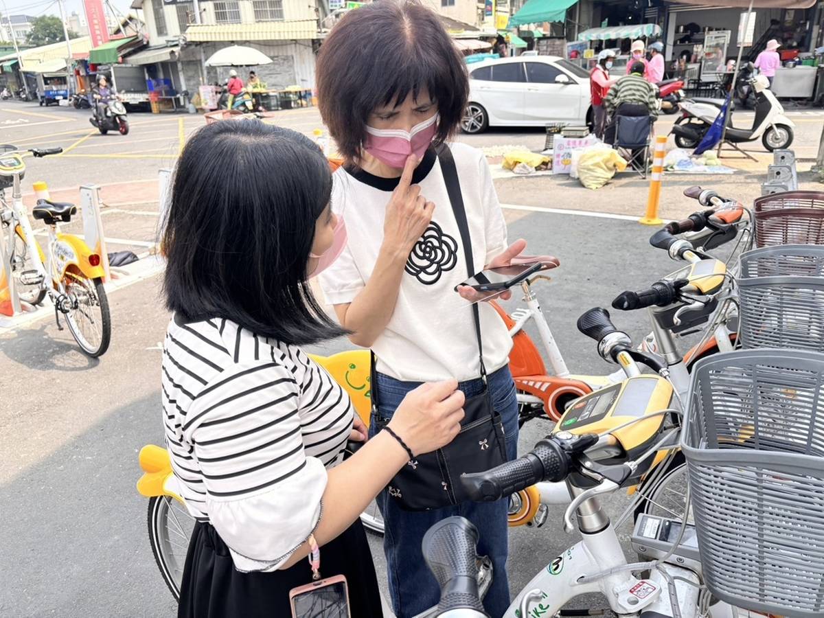 嘉義「水上樂齡數位場域」樂齡者戶外教學youbike app實務教學 (教育部提供)