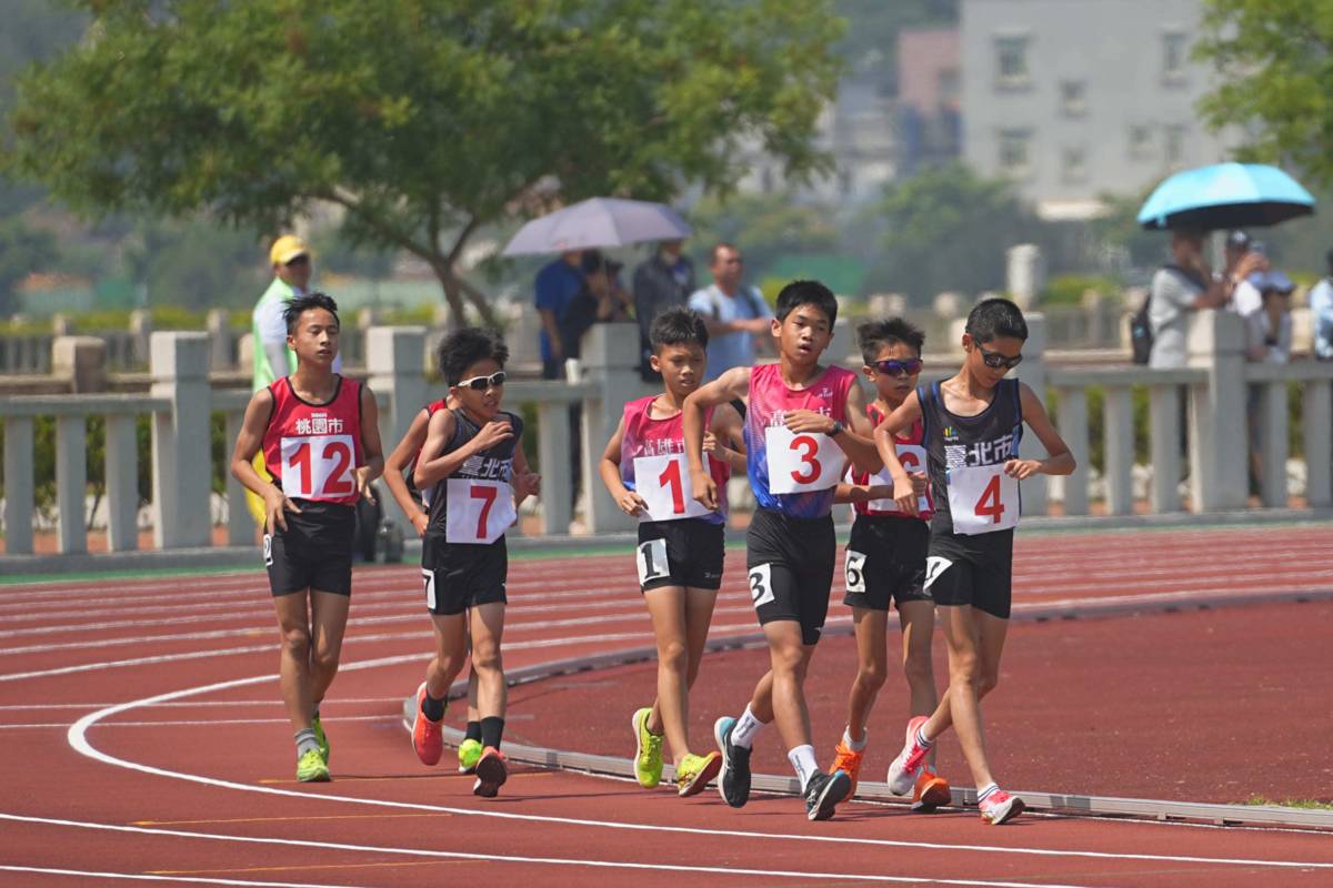 國語實小趙子睿3000公尺競走勇奪銀牌
