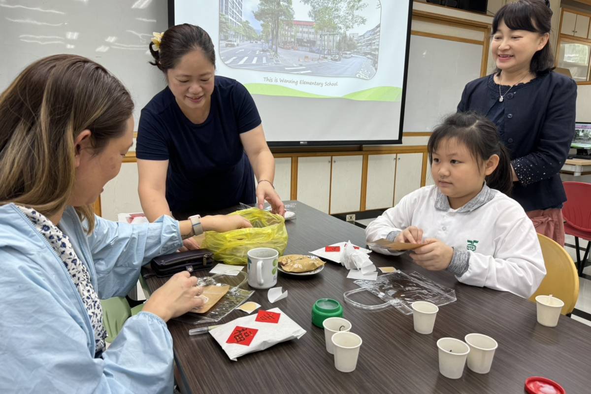 小朋友與Betina Hsieh教授(左一)一起動手製作茶包