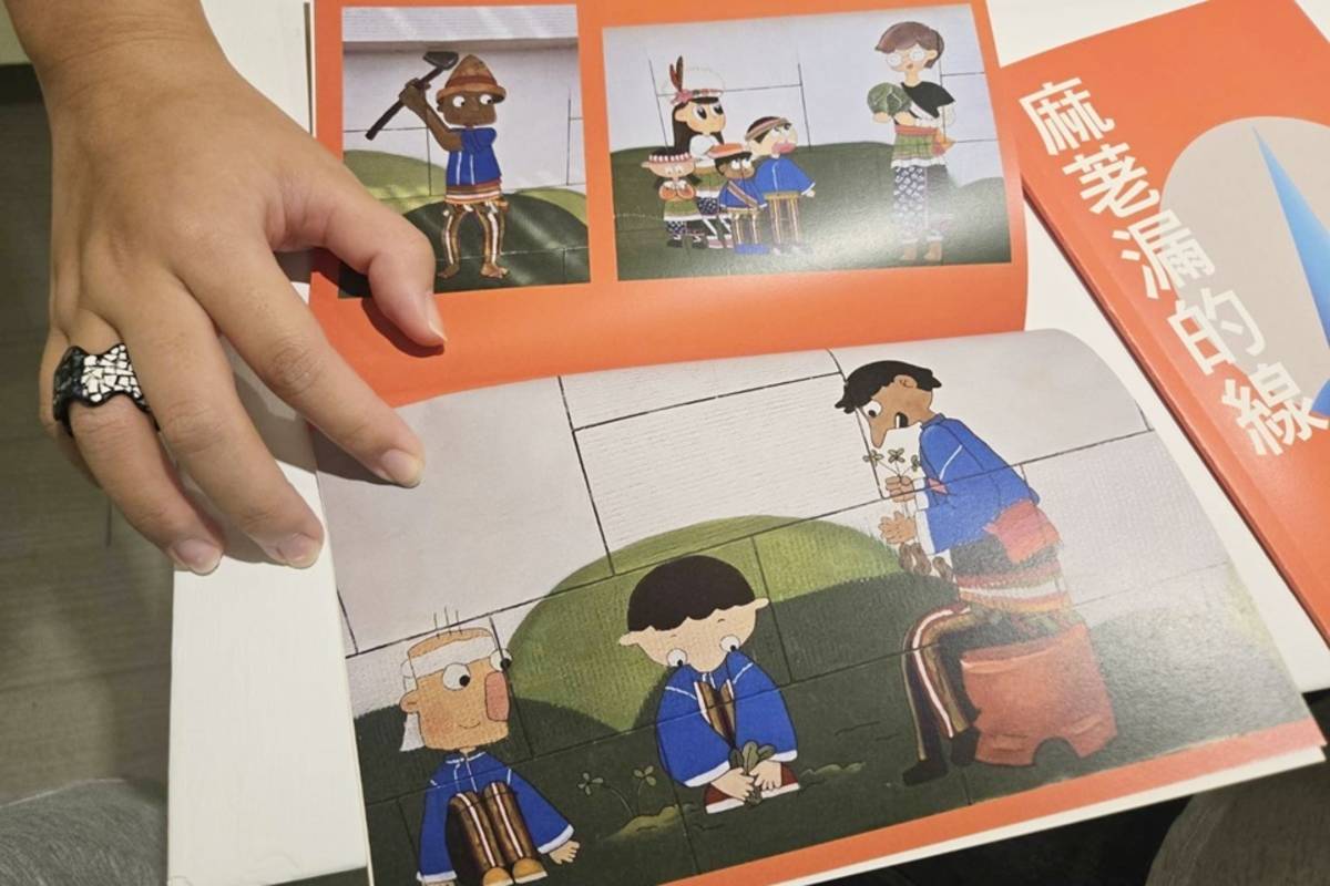 臺東專科學校創意商品設計科學生劉郡亞作品「麻老漏的線」，與成功鎮三民國小學童攜手在校園創作3幅油漆壁畫，畢業成果展中呈現作品影像及照片。