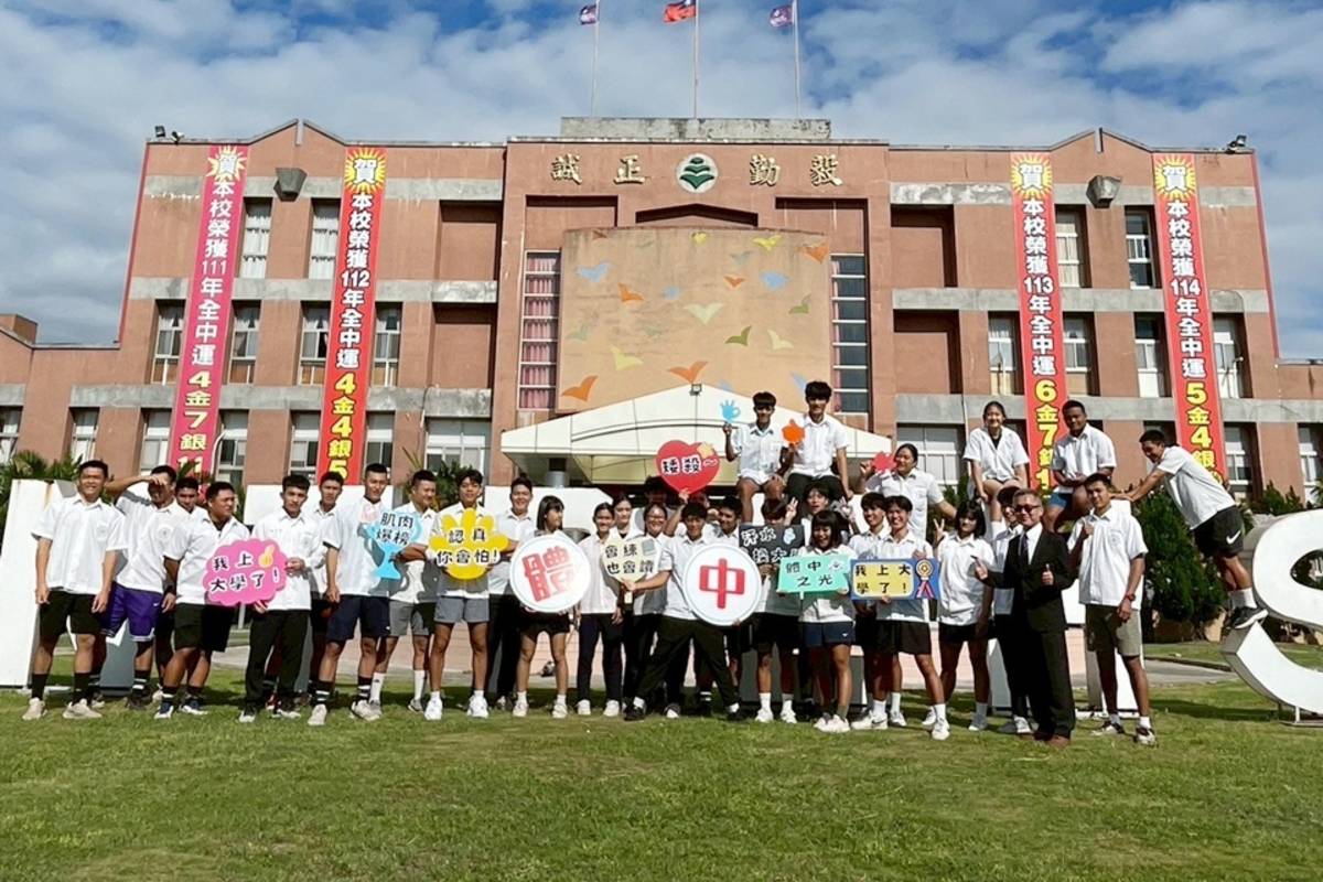 114年度大學入學考試陸續放榜，臺東體中高三畢業生共57人，截至目前已有46人順利錄取大學，其中錄取公立大學者共計36人次，表現亮眼。