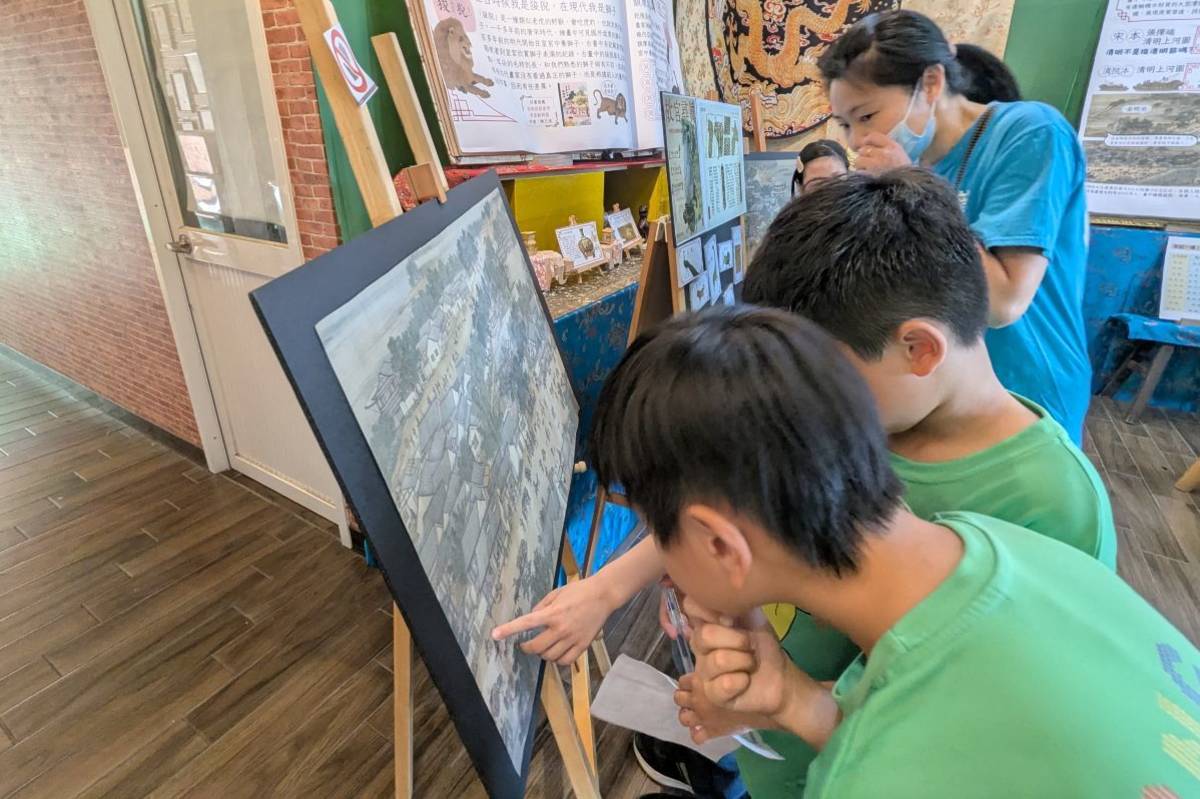 學生在畫中尋找故宮文物，除了訓練觀察力外，也增進新知識