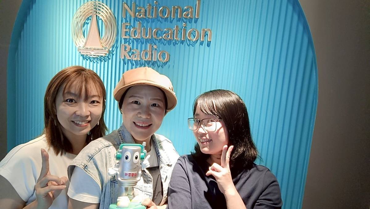 由左至右為主持人米果、來賓陳曉薇、主持人梅英。