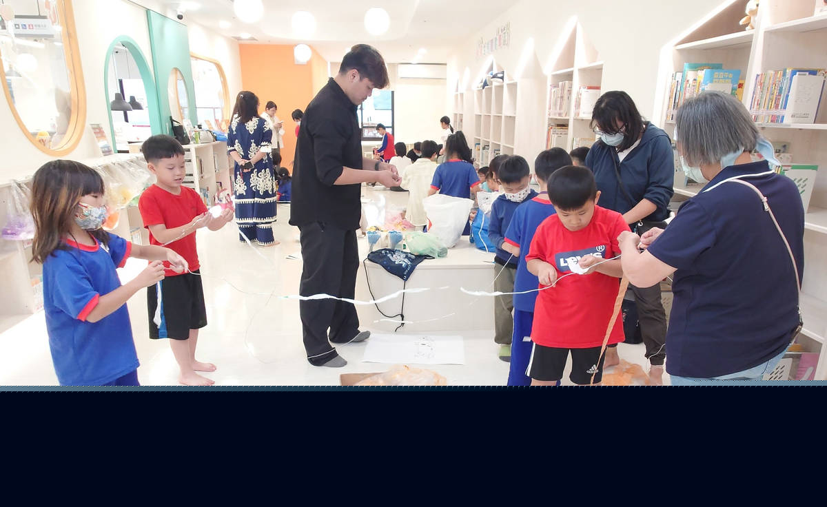 塑膠袋也能變藝術 八里龍形圖書閱覽室邀親子減塑愛地球