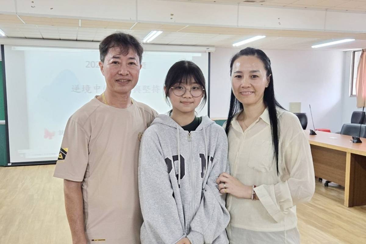 國立關山工商餐飲管理科學生劉嘉欣(中)榮獲今年度總統教育獎，與涂老闆夫婦合影。