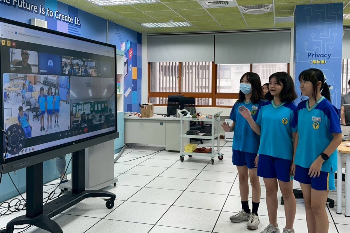 新和國小學生與韓國學伴對話