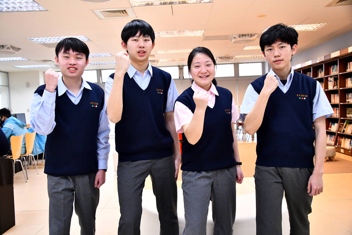 114大學繁星(第8類)放榜新聞稿照片_南山高中林佳樺(右2)