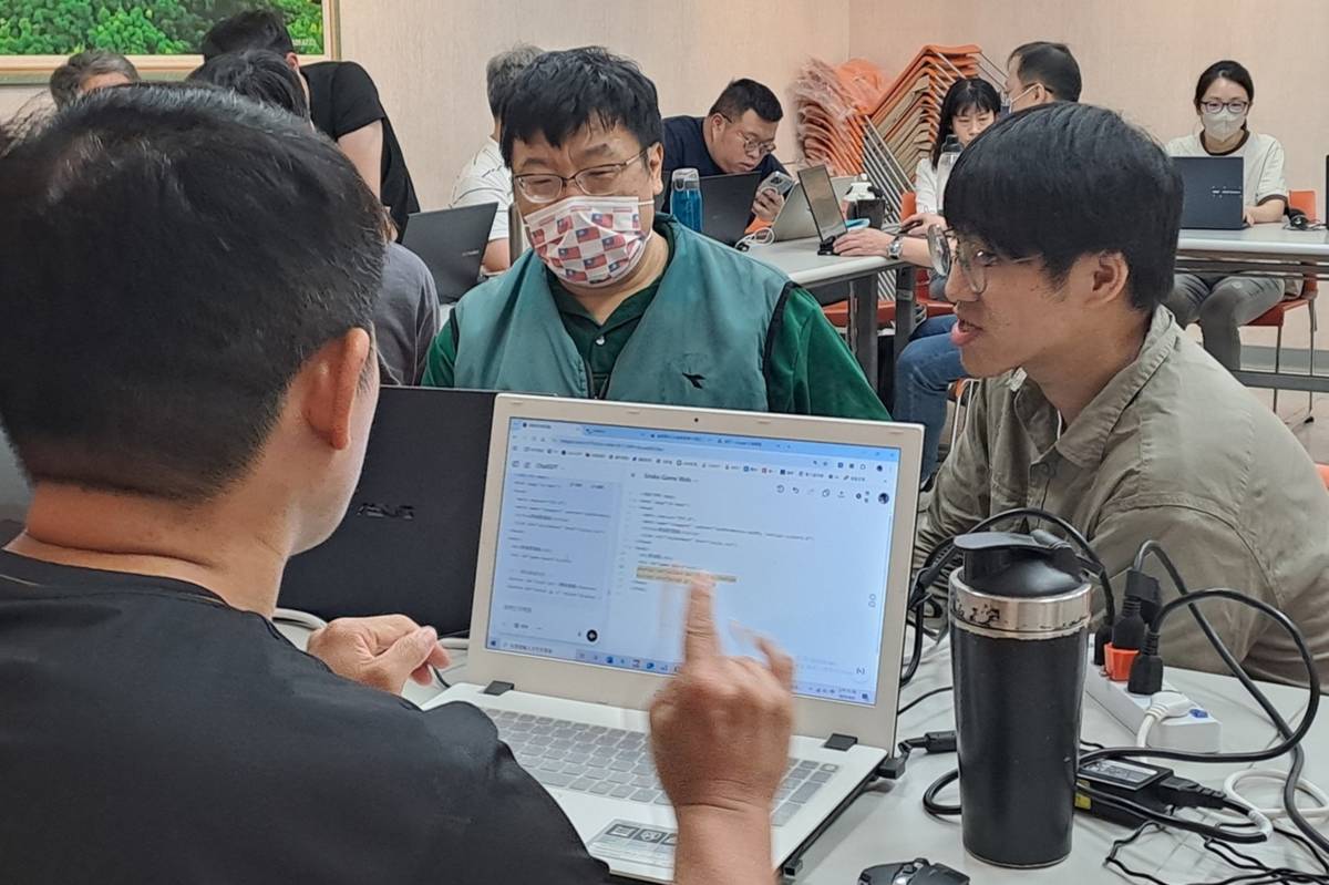 教師工作坊，老師透過生成式AI人機協作來完成網頁遊戲程式設計。(教育部提供)