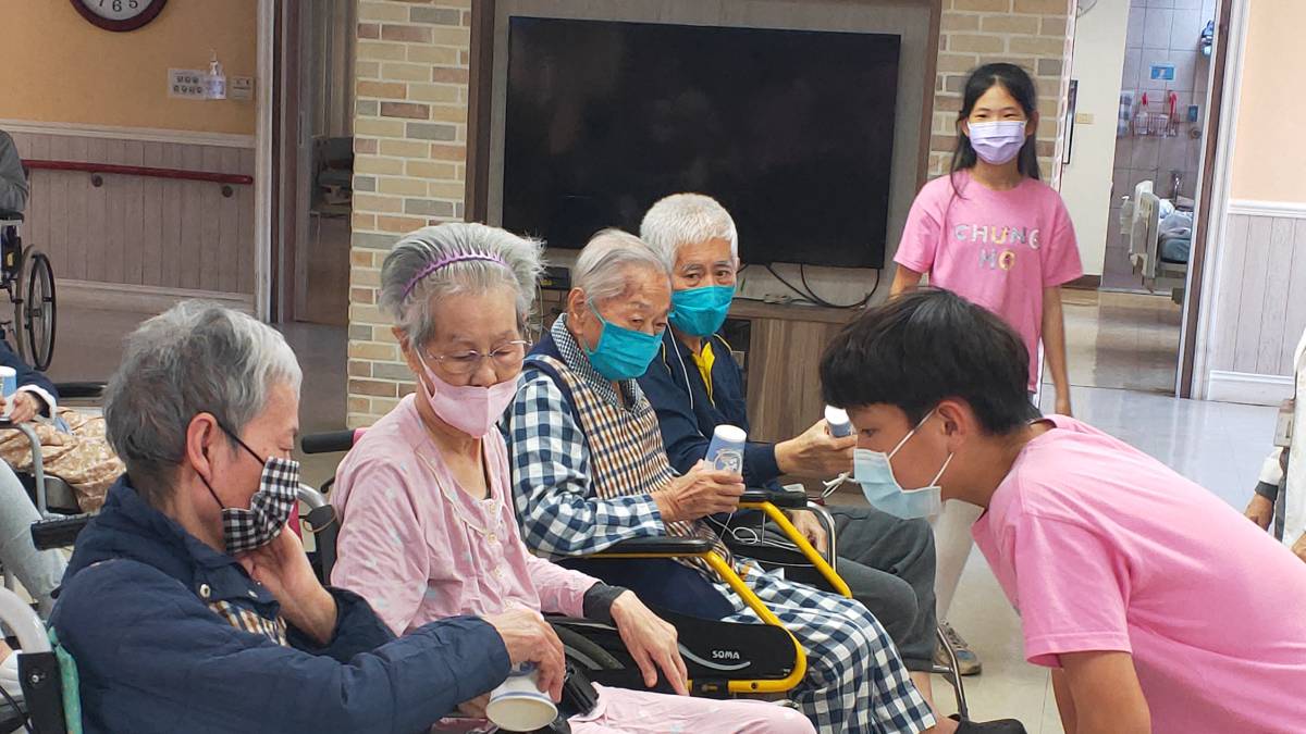 中和國小學生到安養院陪伴長輩