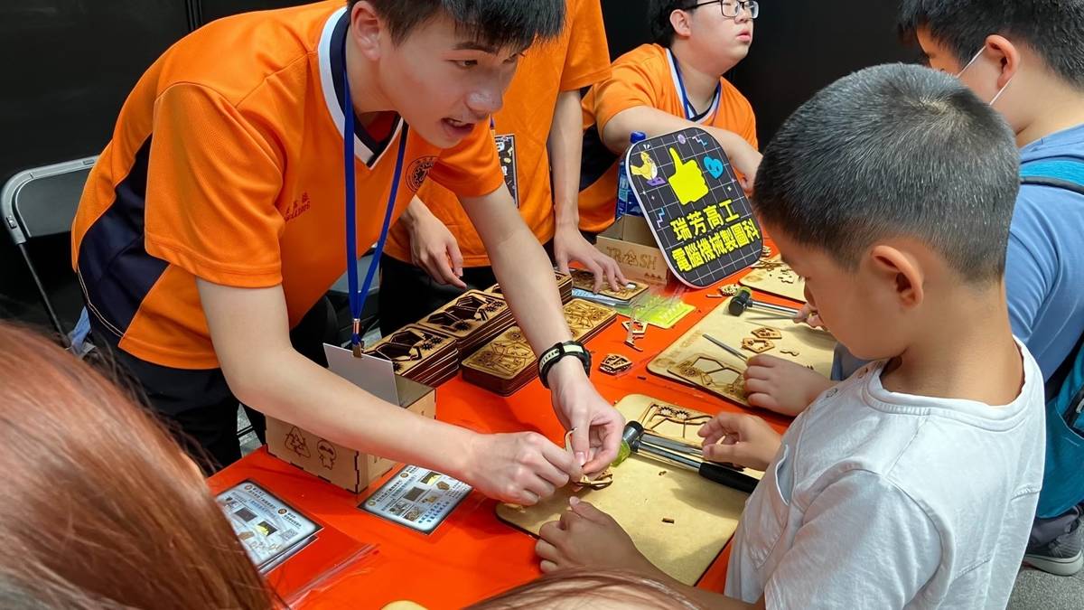 技職博覽會體驗技職實作。(科教館提供)