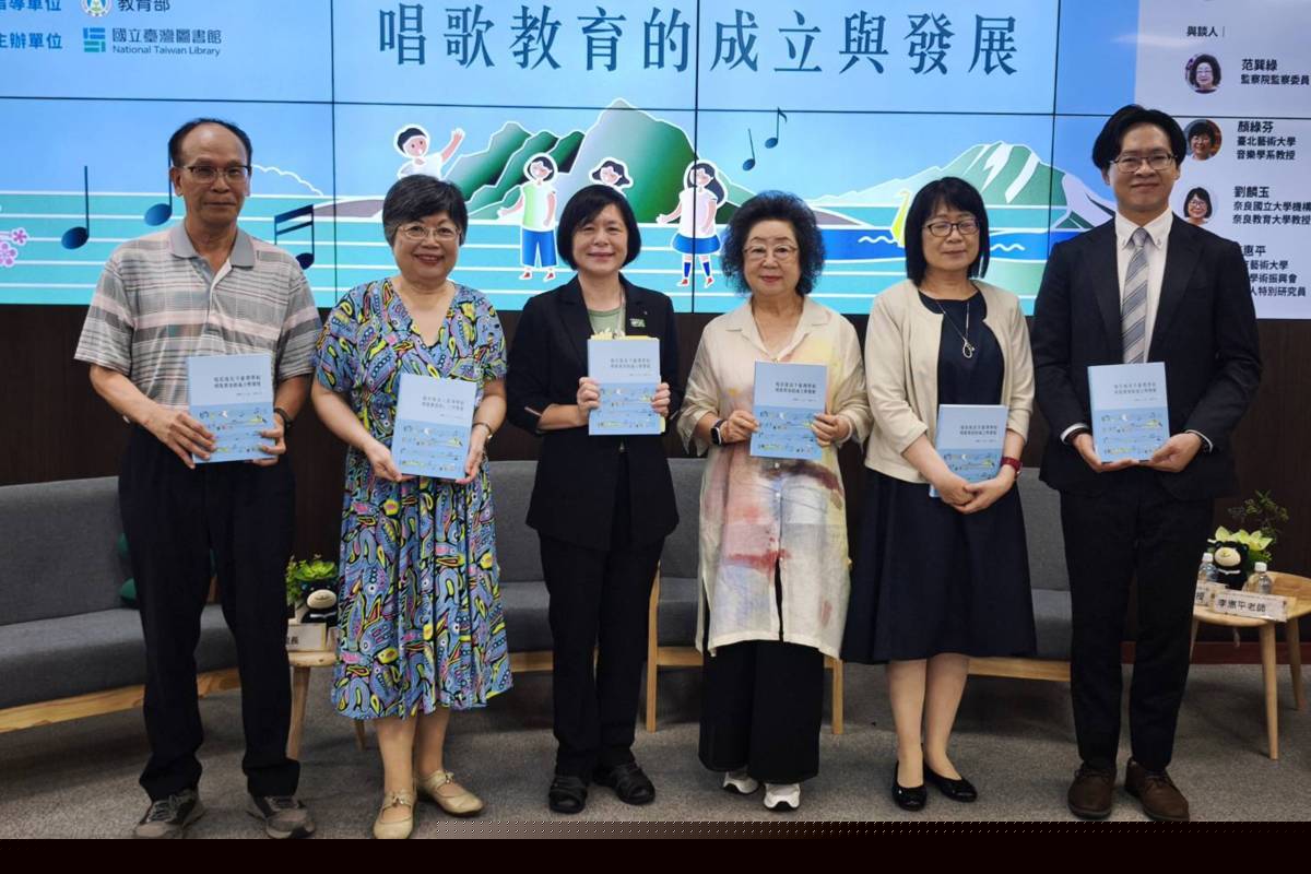 國立臺灣圖書館今天(6日)舉辦《殖民統治下臺灣學校唱歌教育的成立與發展》新書發表會，本次發表會包括監察委員范巽綠(右三)、前國立臺北藝術大學教授顏綠芬(左二)、國臺圖館長曹翠英(左三)、作者劉麟玉教授(右二)、譯者李惠平研究員(右一)出席。