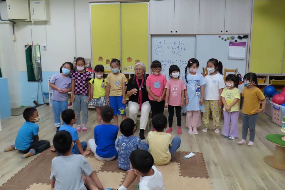 林芳絹老師結合語言與歌唱，打造出一套適合長者與幼兒共學同樂的教學法