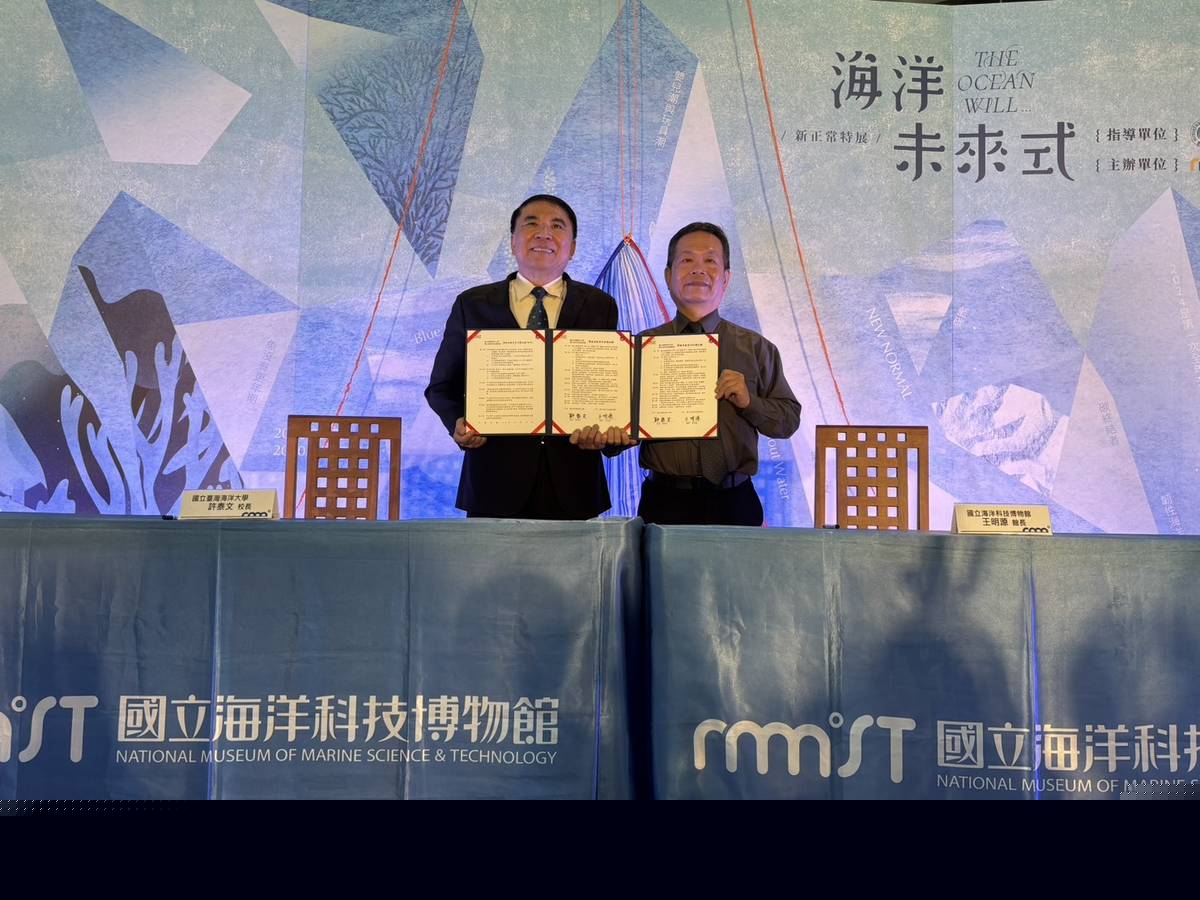 海科館王明源館長與國立臺灣海洋大學許泰文校長共同簽署合作備忘錄。(海科館提供)