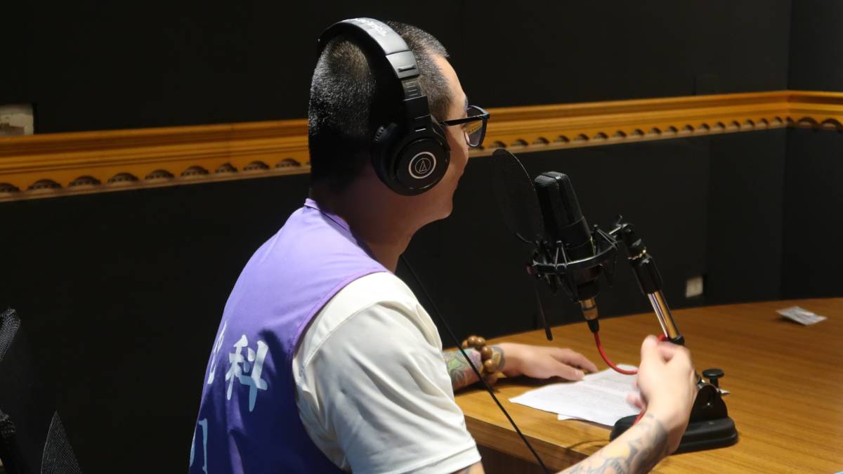 受刑人在臺中監獄「培德之聲」錄音室錄音一隅。
