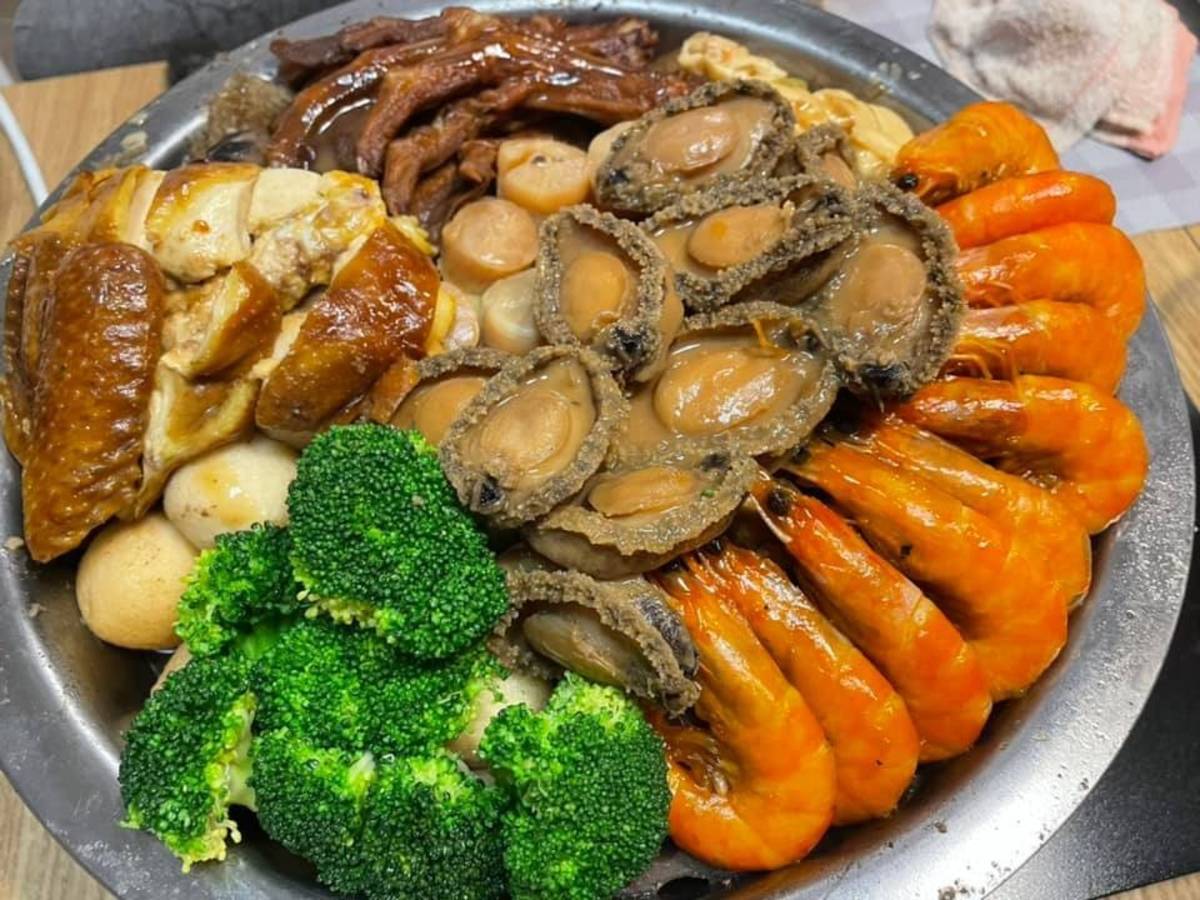香港人過冬至就像過年一樣隆重，家家戶戶會圍爐享用豐盛的「盆菜」。
