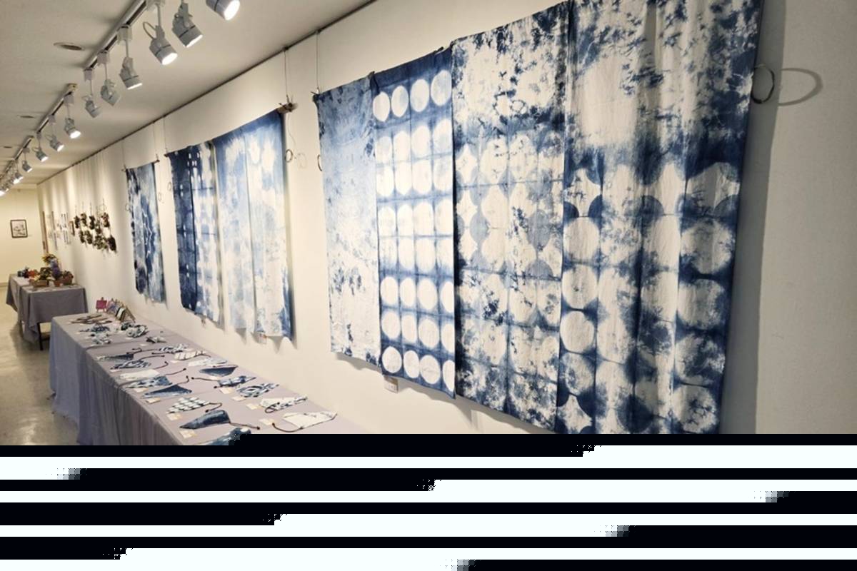 國立臺東大學附設實驗小學美術班畢業展《藝生菌》，即日起在臺東縣文化處藝文中心登場，作品含括平面、立體、攝影、藍染、藍晒、數位及生成式AI應用等，媒材多元。
