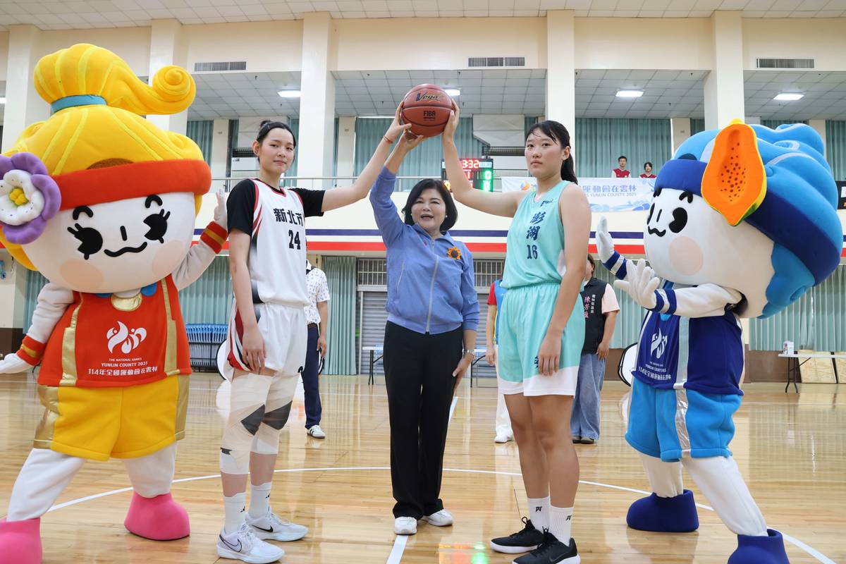 雲林縣長張麗善為比賽開球（圖源：雲林縣政府）