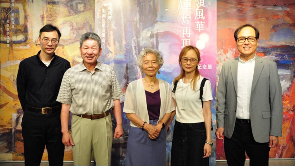 (左起一)陳銀輝之子、豐邑集團總經理邱崇、陳銀輝之妻楊淑貞、陳銀輝之女、藝術家蘇憲法。