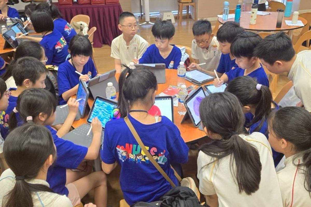 臺北市內湖國小學生參訪新加坡宏文學校，體驗結合資訊及美育的Procreat課程