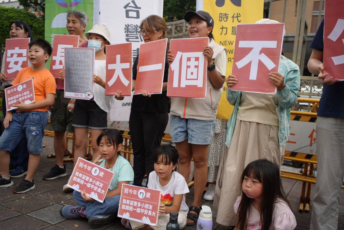 「兒童托育服務法」將在本周三(12日)排審，多個小型政黨今天(9日)共同召開記者會，呼籲民眾關心即將審議的專法。(時代力量提供)