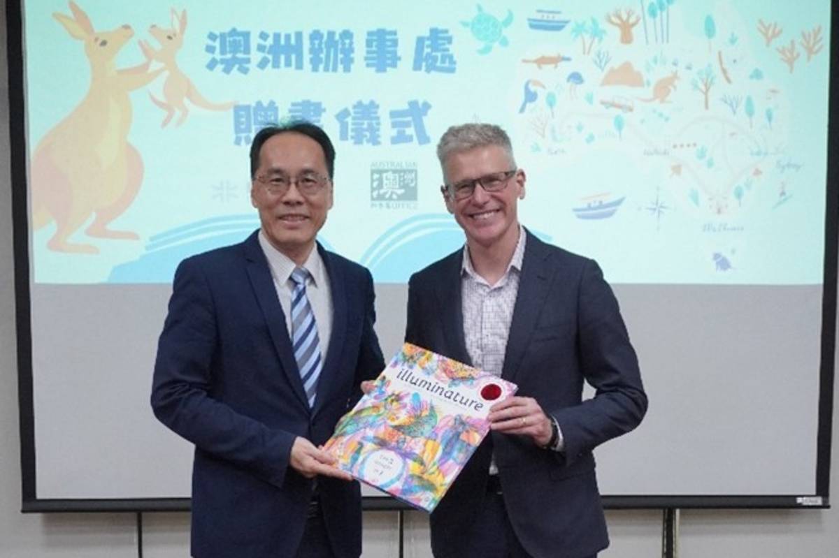 澳洲辦事處馮國彬代表致贈圖書給臺北市立圖書館洪世昌館長