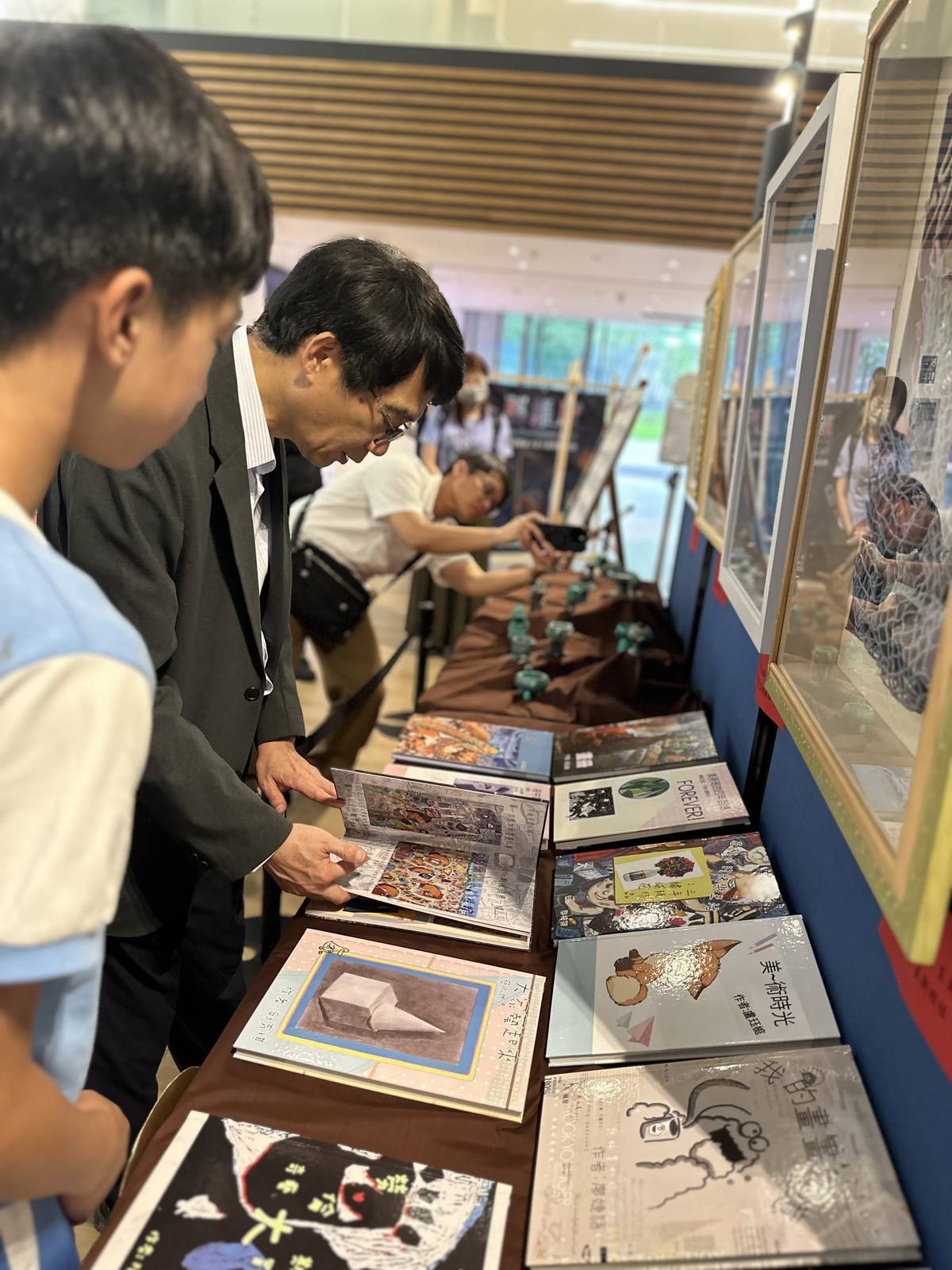 桃園市藝術才能美術班畫作聯展，集結包括瑞豐、桃園、中壢和山豐國小等4校100多位學生的創作