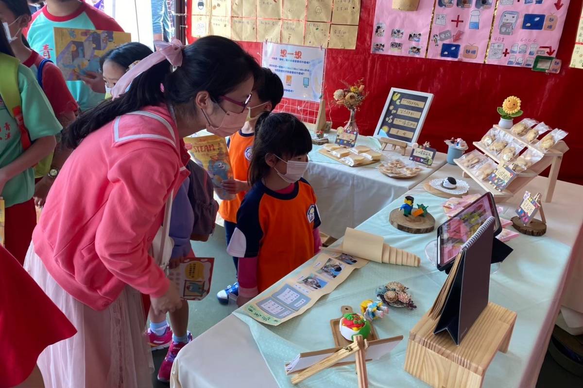 幼兒擔任導覽員，介紹個人學習歷程，除了回顧與整理所學內容，更培養口語表達能力

