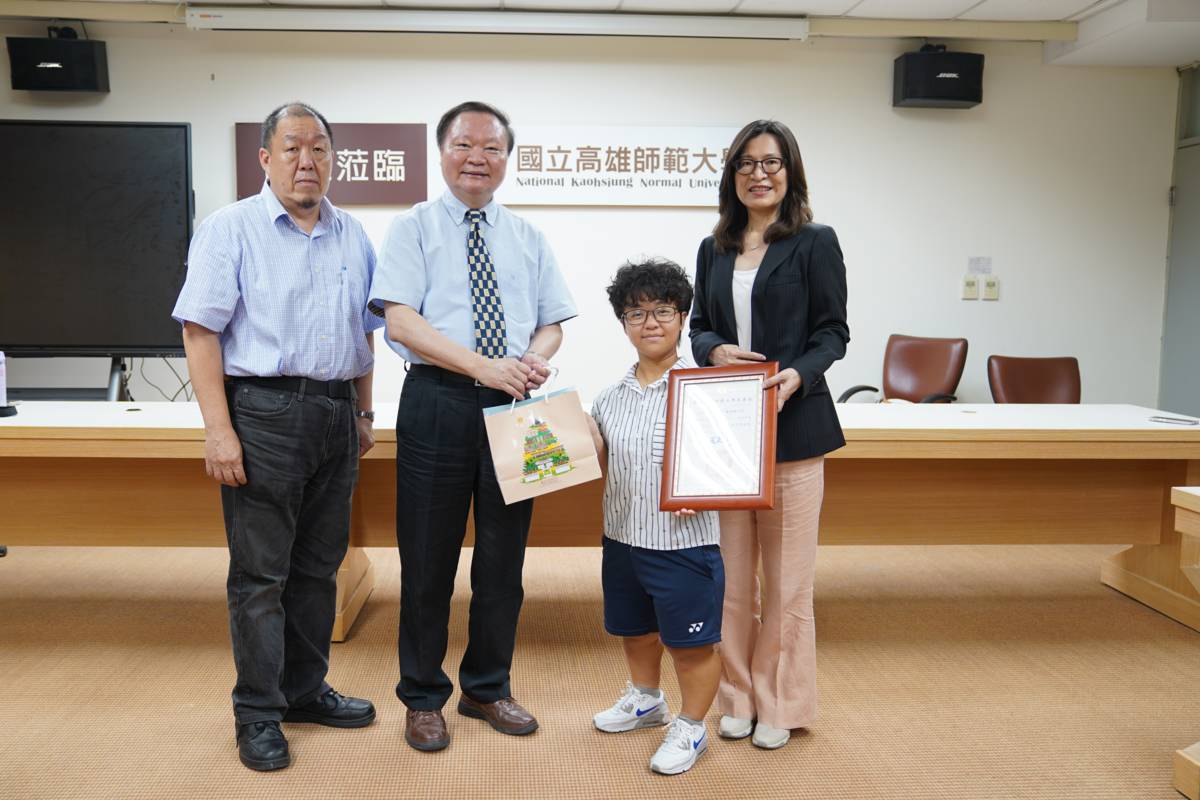 表揚儀式中奕琳同學與校長及二位副校長合影