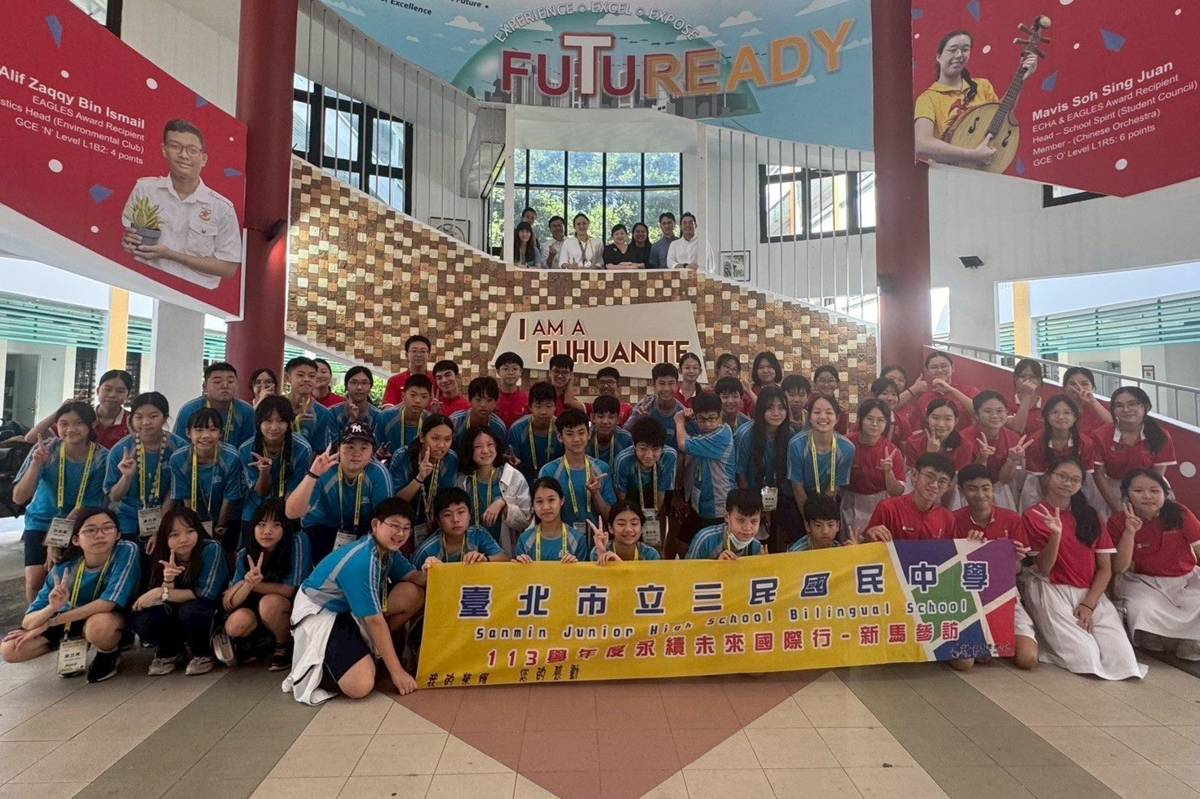 北市三民國中學生參訪新加坡輔華中學