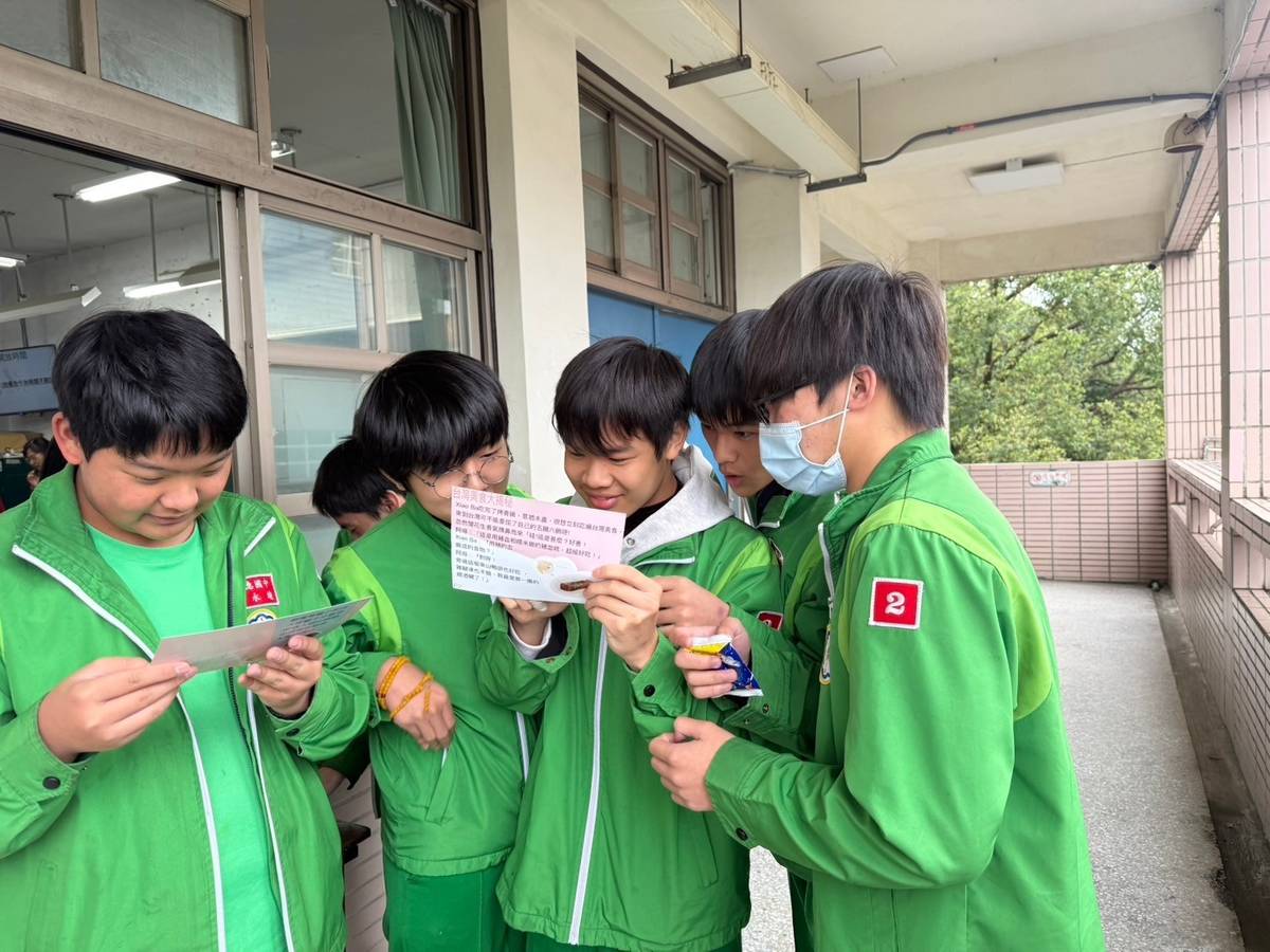 學生透過飲食桌遊在校內宣導文化平等議題