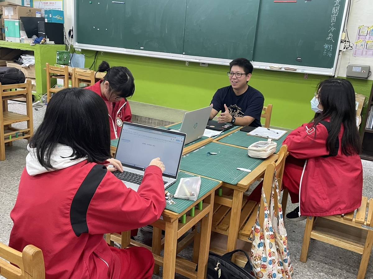 桌遊老師指導學生製作桌遊