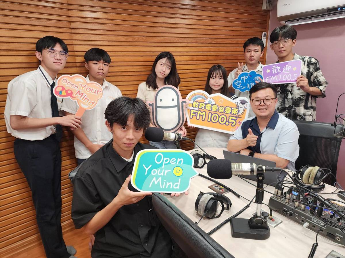 台東高商資科處理科三年甲班的同學林其佑、王懷恩、張宸豪、田育翔、林崴誠、姜萬雄、陳韻竹到教育電臺分享學習歷程及考取證照經驗。