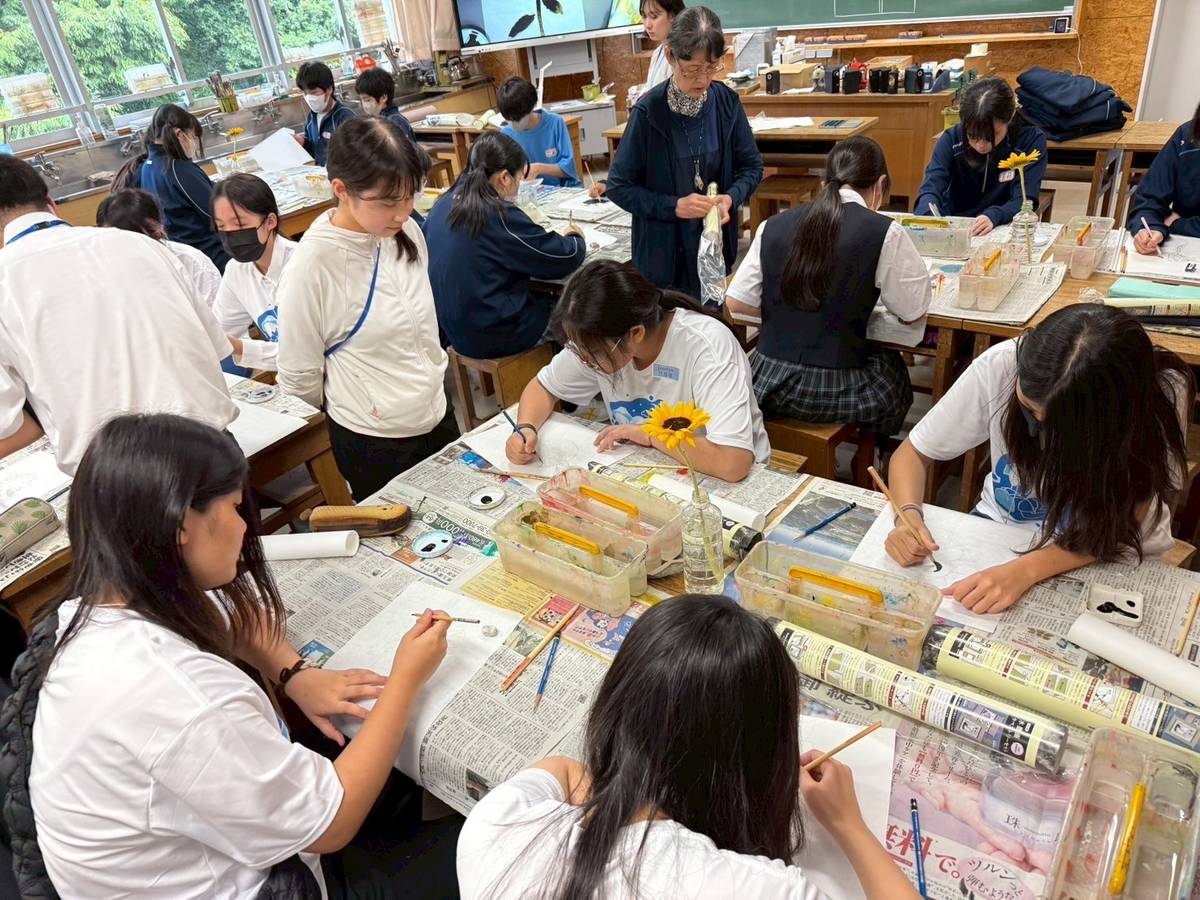 萬華國中與櫻堤中學學生一起上水墨畫課程
