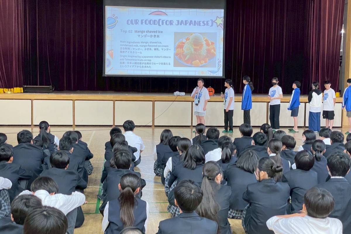 北市萬華國中學生前往日本交流，用英語向日本櫻堤中學師生介紹臺灣文化