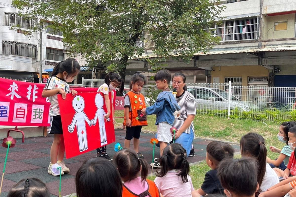彰化縣萬來非營利幼兒園觀賞戲劇表演後，請小朋友指出身體界線