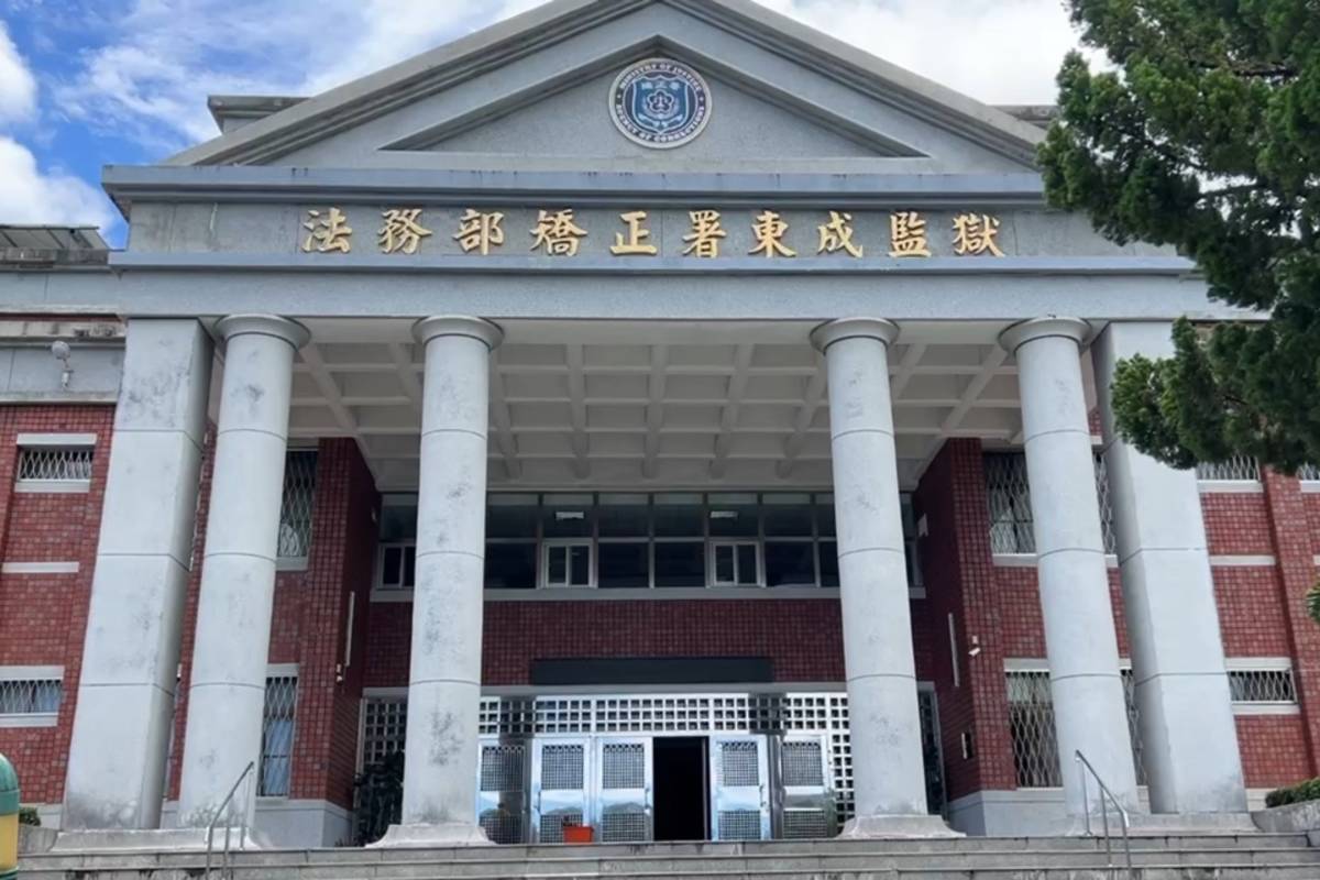臺東基督教醫院1名護理師在東成監獄協助問診時，竟遭鍾姓受刑人持筆猛刺臉部與頸部，幸經送醫治療後無大礙。