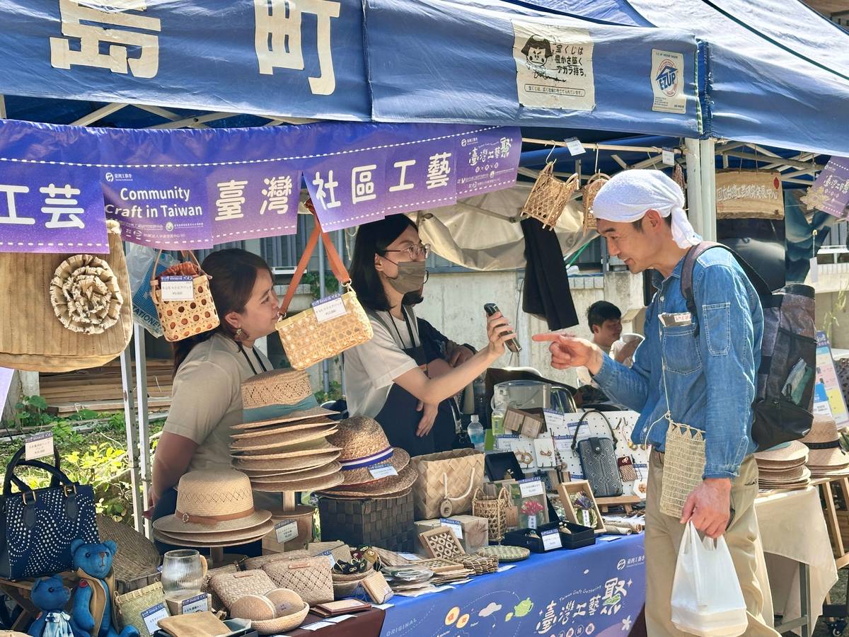 故鄉會津工人祭共設157展攤，臺灣為唯一海外參展單位。工藝中心集結多個社區參與展示，日本民眾欣賞臺灣社區工藝展區。(工藝中心提供)