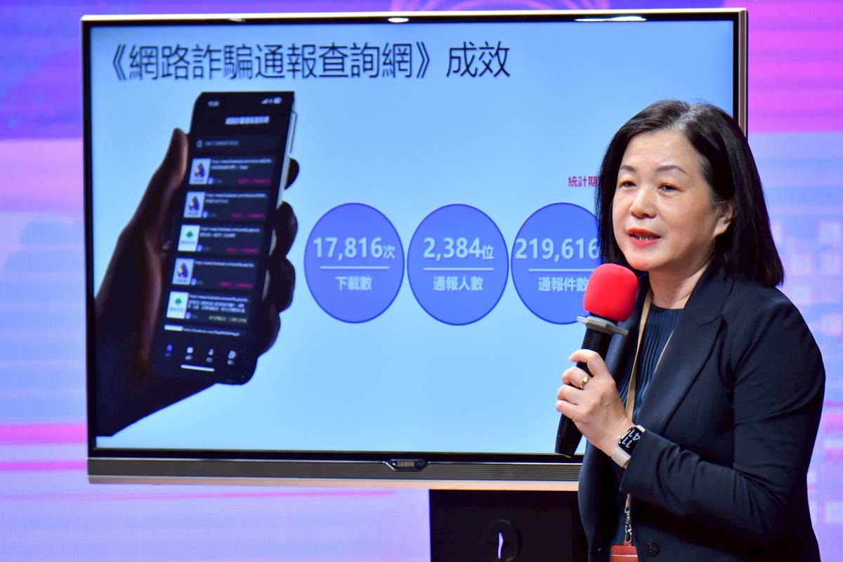 數位發展部數位產業署副署長黃雅萍說明政策。(行政院提供)