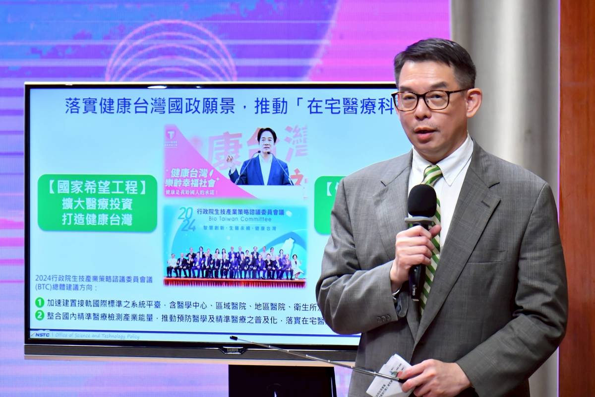 國科會副執行秘書呂佩融說明在宅醫療政策。(行政院提供)