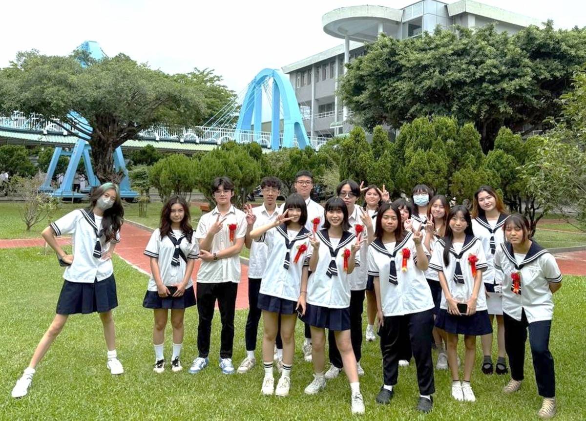 114學年度大學申請入學統一分發結果揭曉，國立臺東高商應用英語科全班19位學生中高達10人錄取國立大學。