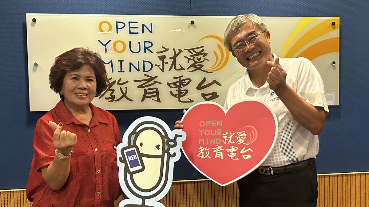 本集主題：守護火場後方的溫柔力量-消防婦宣隊
邀請來賓：臺中市消防局第四大隊清水消防分隊婦宣隊-許鳳昭前隊長

看起來熱情有活力的鳳昭姊雖然幾年前已經從消防隊婦女防火宣導隊屆齡退休，仍然對於婦宣隊的姊妹們的無私付出念念不忘，可見她對於婦宣隊二十年來的耕耘及貢獻。
