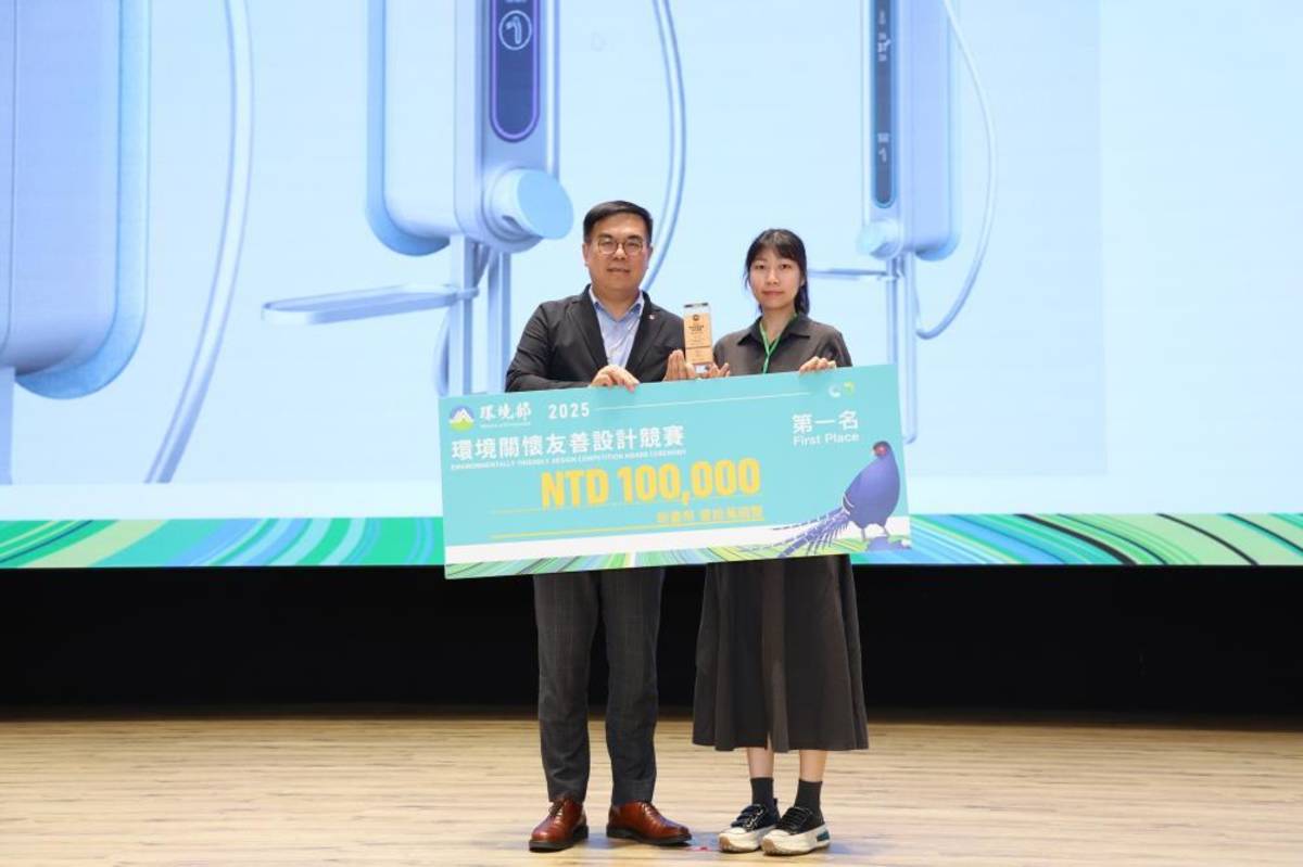 環境部彭啓明部長頒發概念組第一名_H2Oreuse淋浴前期冷水利用智慧淋浴系統。(環境部提供)