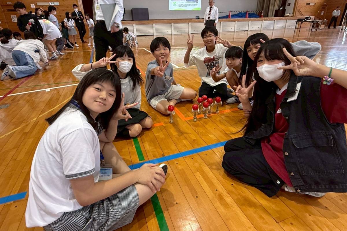 北市萬興國小學生參訪日本大分市下郡小學校，體驗日本傳統遊戲劍玉