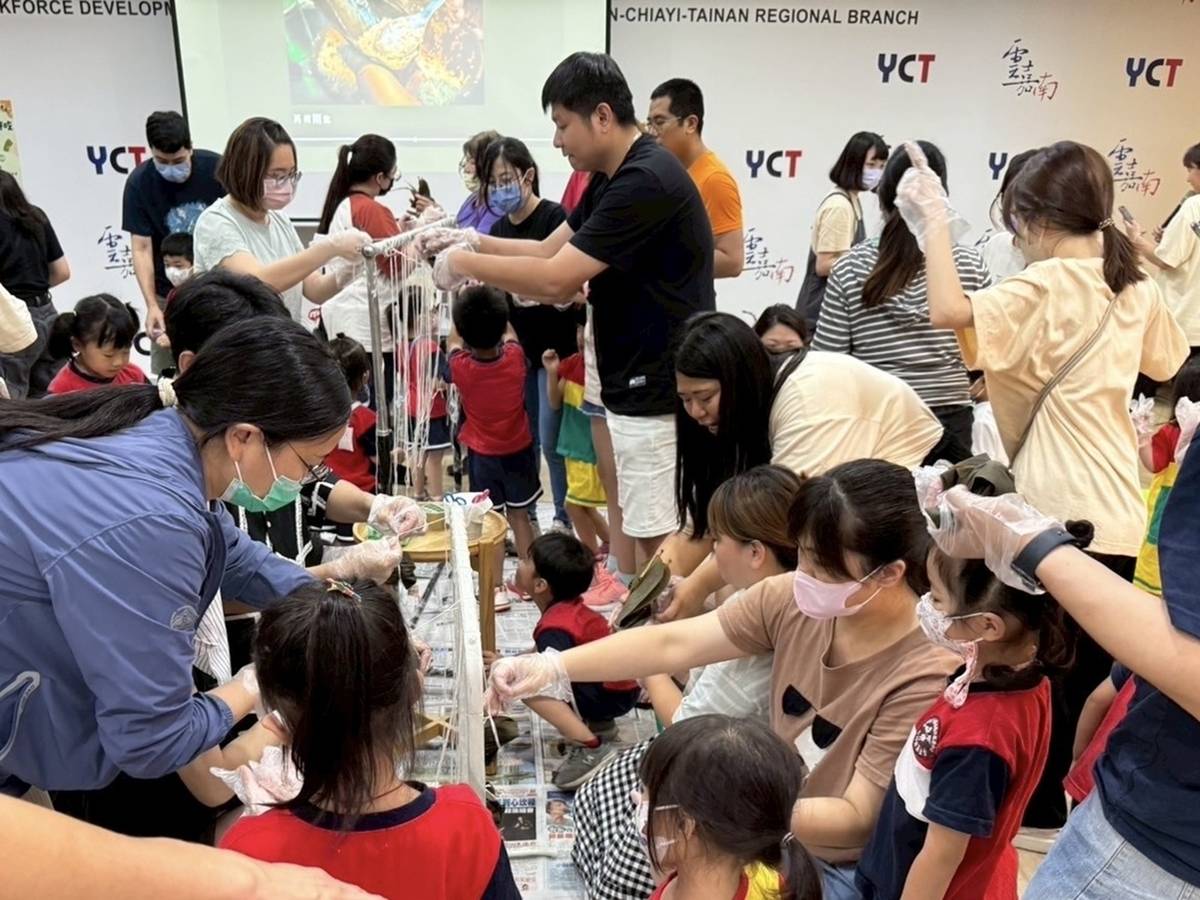 親子互動動手一起綁粽子，增進親子關係 (教育部提供)