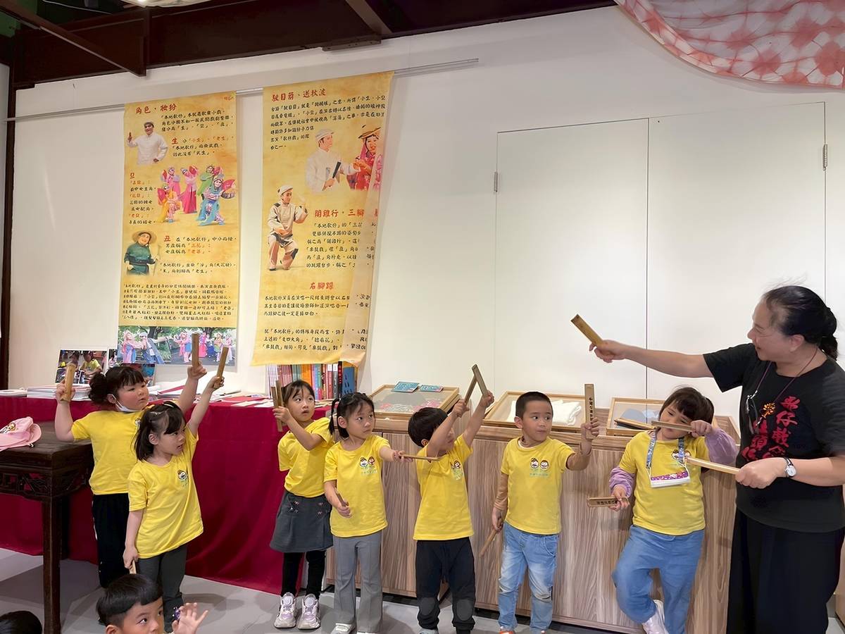 孩子們開心體驗傳統樂器-四塊仔(臺語發音)，而認識傳統文化 (教育部提供)