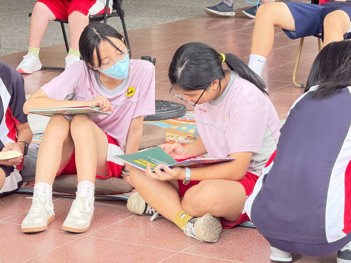 學生們透過人權故事車所帶來的各種人權主題書籍，進一步理解人權的核心價值 (人權館提供)