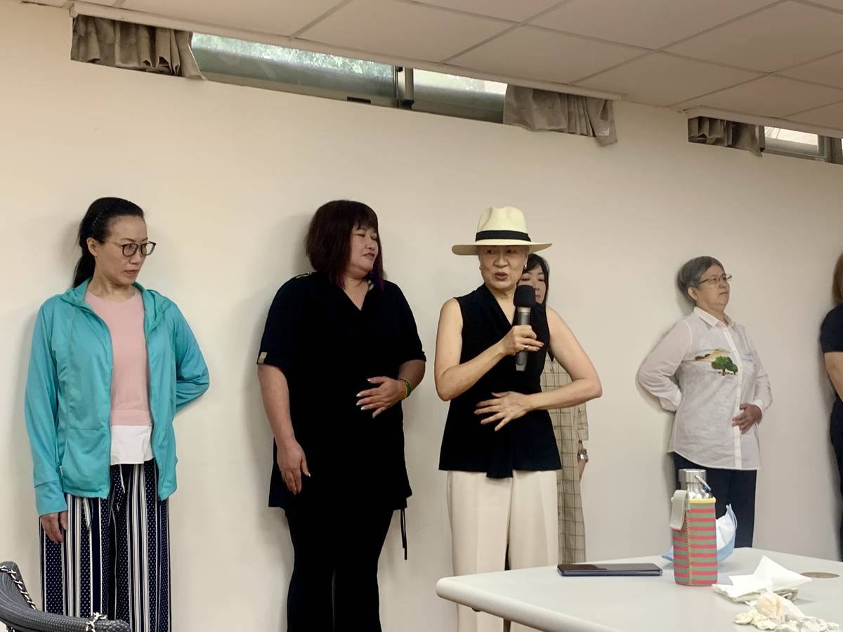 美姿美儀專家、前華航資深空服員曾令潔講師教導聽友們身體姿態 (記者攝)